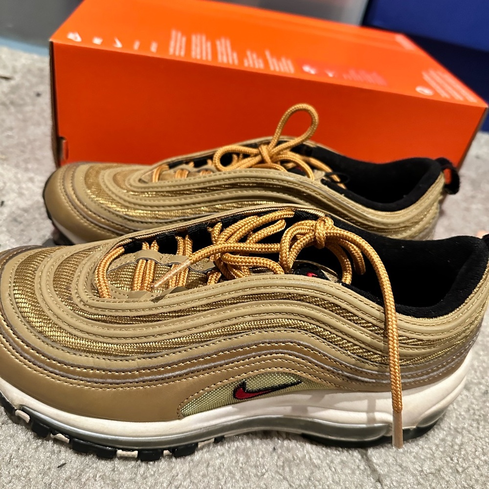 Nike - Picture 3 of 4